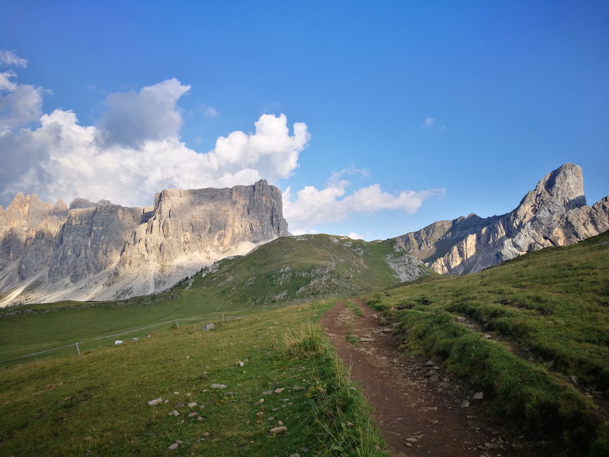 DolomitesUNESCO's tweet photo. Disponibile online le lezione dal titolo 'La #montagna nella pandemia: nuove opportunità?' realizzata nell'ambito del "Corso per addetti all'ospitalità dell'area #dolomiti-ca" organizzato a fine 2021 in stretta sinergia con la @FondAngelini: https://t.co/B9k5MJxpBN Buon ascolto! https://t.co/RlJMQEhnq1