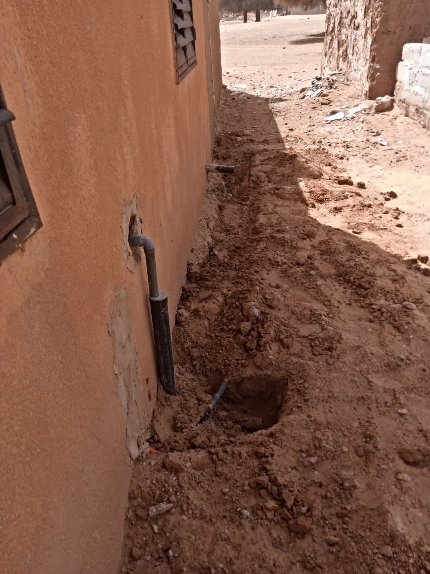 HospiFigueres's tweet photo. El projecte del SEC per adequar els consultoris locals de Marda i Loboudou doué, al Senegal, va avançant. 

Ja s’han instal·lat les canonades per fer arribar aigua corrent al dispensari i a la maternitat, la qual cosa permetrà millorar les mesures d’higiene i esterilització. 😊 https://t.co/fBsRCDvYw6
