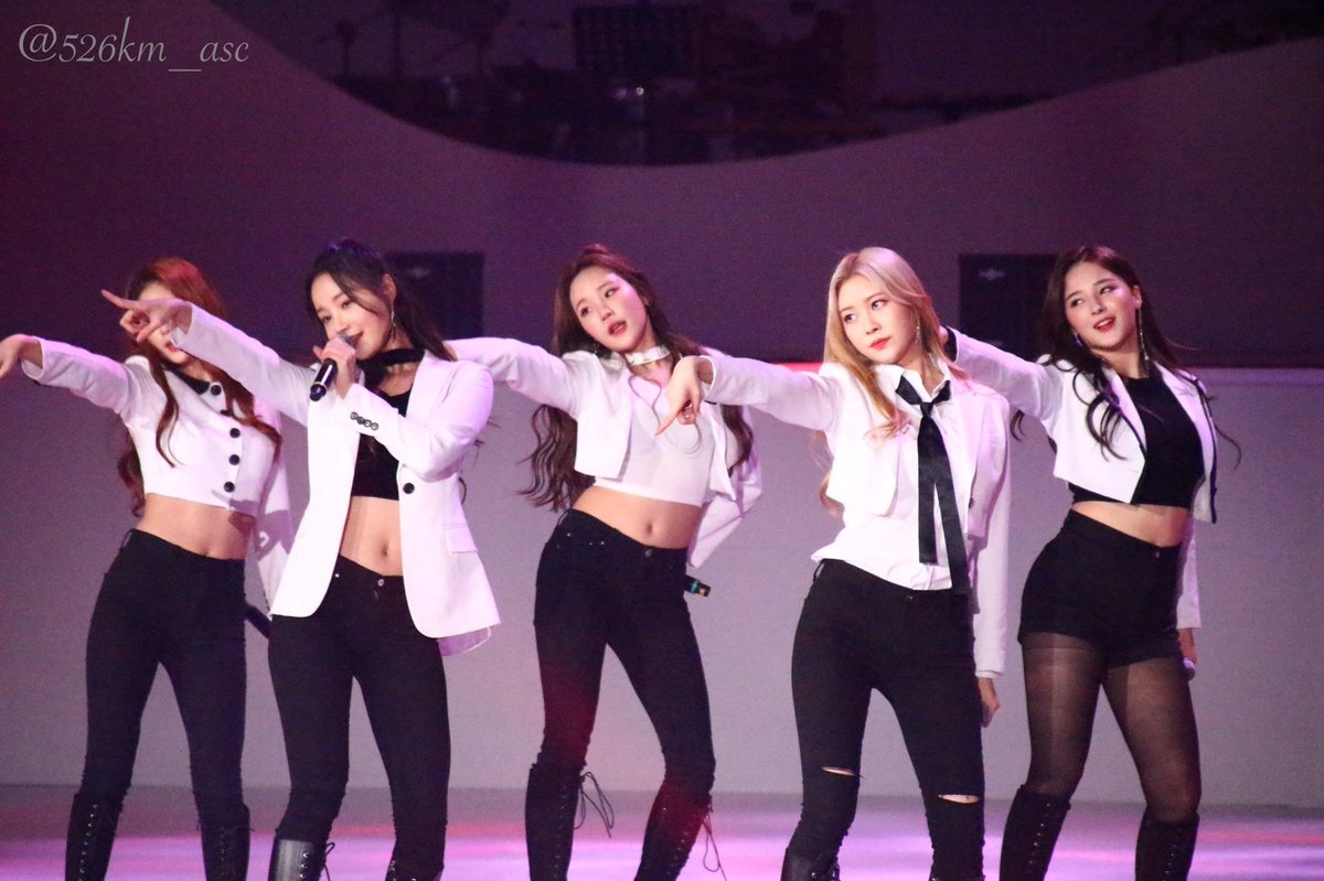 momogirls_6's tweet photo. ok 😳😳😳😳🔥🔥🔥🔥🔥🔥🔥 #MOMOLAND https://t.co/mYEGe867Gg