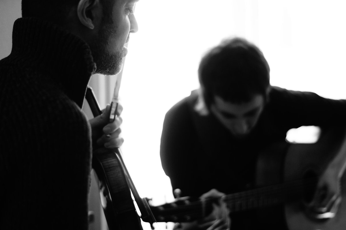Alberto Ballesteros es un escritor e intérprete de canciones en castellano. Su trabajo ha aparecido en la Cadena Ser, Radio 3, Onda Madrid y Castilla La Mancha Televisión. En los conciertos para la Fundación Goethe le acompañará el reconocido violinista Manu Clavijo.
