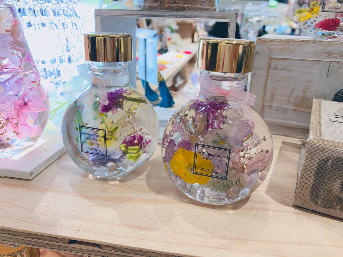 hmg_master's tweet photo. 🌸ハンドメイドガーデンズ🌸
上野マルイ
1階イベントスペース
期間限定SHOP 〈4月12日~4月25日〉
#HMGおすすめクリエイター
#fullfleur
儚く透ける美しいビオラ✨
母の日のプレゼントにもぴったりなハーバリウムペンなども多数ございます‼️
#ハンドメイド https://t.co/cuqJxLRxh8
