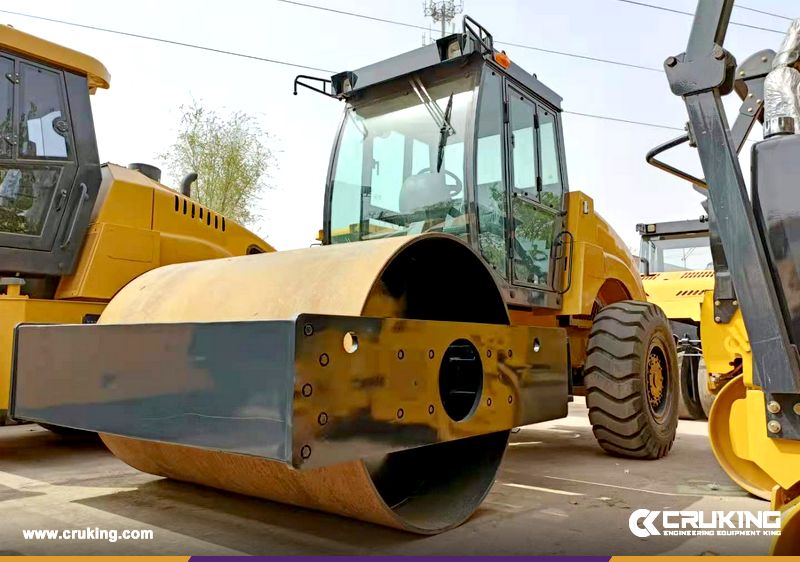 Crukingcn's tweet photo. #LUTONG Road Roller LT212B🚜 is a heavy-duty vibratory roller with powerful shock and high static line pressure, mainly used for compaction of large-scale foundation projects such as highways, mines... 👉More about #LT212B, contact #CRUKING. #RoadRoller #Roller #RoadCompactor https://t.co/fvdEEQzKLZ