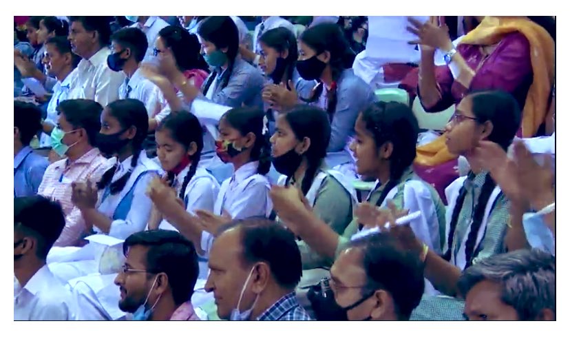 Dir_Education's tweet photo. हमारा मकसद बच्चों को ऐसी शिक्षा देना है, जिससे वे अपने कल को अपने आज से बेहतर बना सकें; अपने सपने पूरे कर सकें, माता-पिता, समाज और राष्ट्र की उम्मीदों पर खरा उतर सकें।

इसी इरादे के साथ मा. शिक्षा मंत्री श्री @msisodia ने आज #दिल्ली_शिक्षा_गीत रिलीज किया।

#Delhi_Education_Song https://t.co/zrhQb5HWYI
