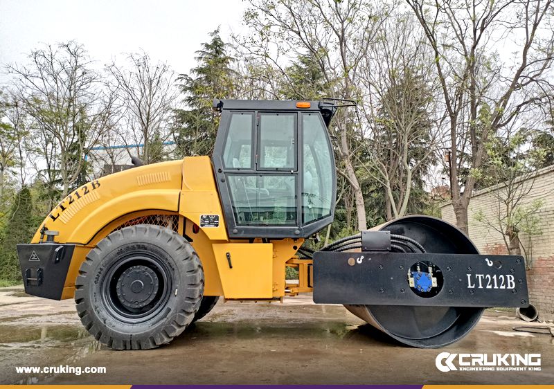 Crukingcn's tweet photo. #LUTONG Road Roller LT212B🚜 is a heavy-duty vibratory roller with powerful shock and high static line pressure, mainly used for compaction of large-scale foundation projects such as highways, mines... 👉More about #LT212B, contact #CRUKING. #RoadRoller #Roller #RoadCompactor https://t.co/fvdEEQzKLZ