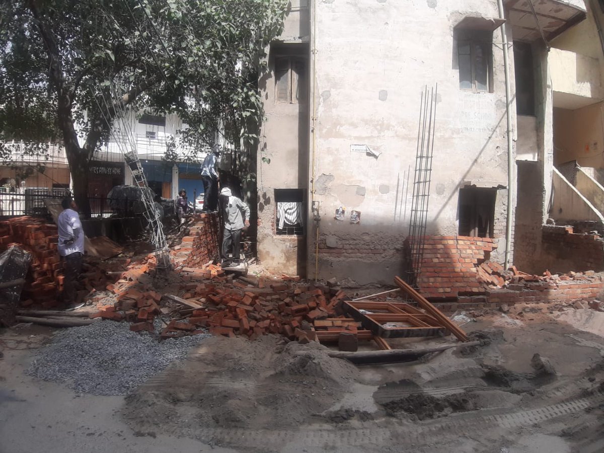 EEMIRZ1's tweet photo. @dcrohinizone @sunenadeviKS @ajaybhatia71 @DelhiComplaint @official_dda @DelhiPolice @LtGovDelhi @dcp_outernorth Encroachment removed. Photograph attached. https://t.co/yEIxVdvFA9