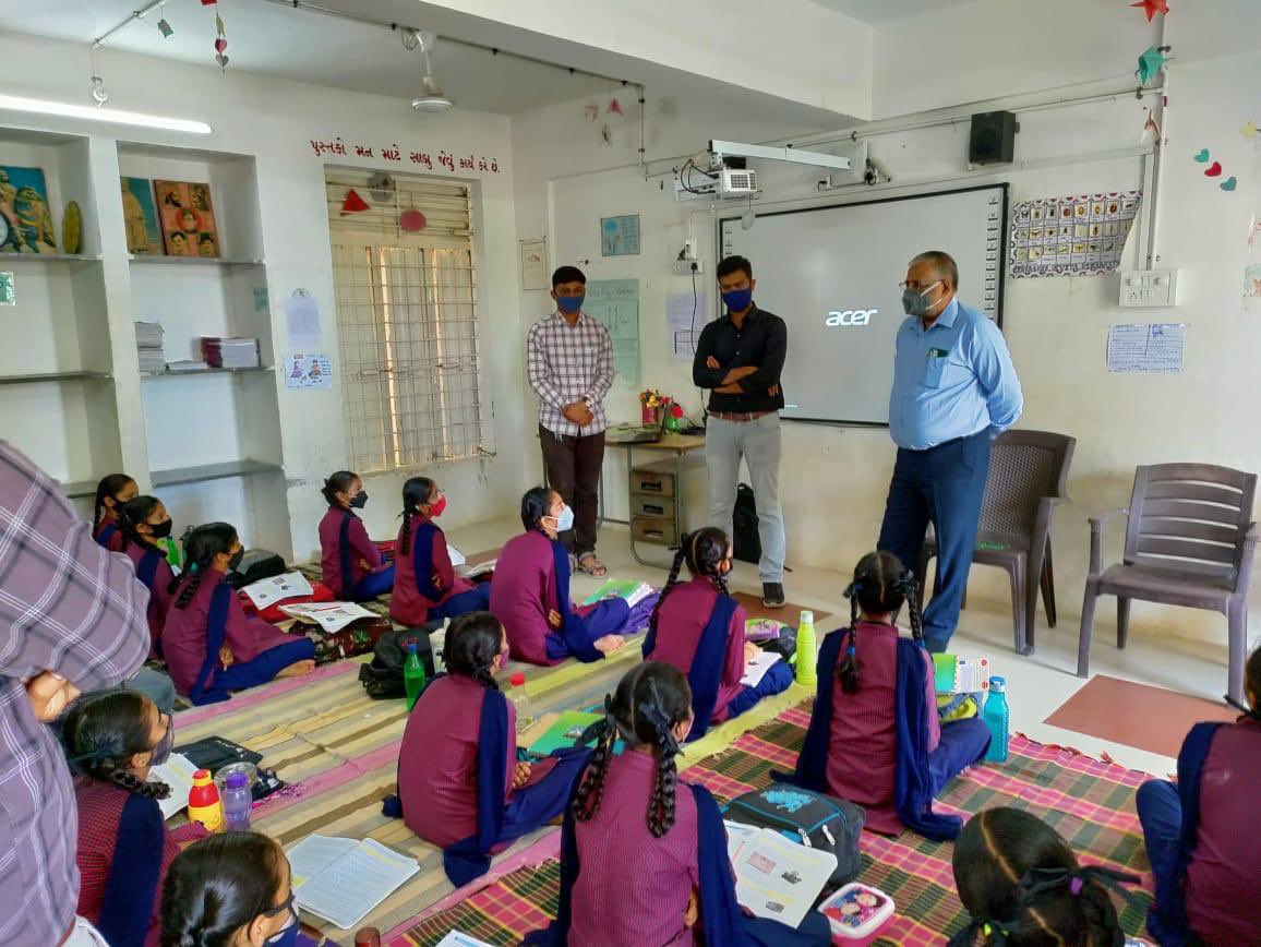 MoiraDawa's tweet photo. Chief of @UNICEFIndia in #Gujarat @PrasantaDash1 visited  WASH program activities in Jamnagar today. The programme is being implemented in collaboration with Aga Khan Foundation &amp; supported  by Nayara Energy. https://t.co/WHIsrUn3JV