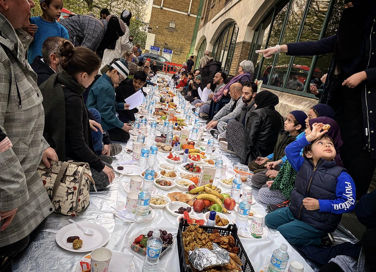 ifraahsamatar's tweet photo. Thank you! To everyone who joined us for #Iftar last night.ππ½Ramadan is beyond fasting from food, it's the month of mercy where prayers are amplified, a month of spiritual reflection for mind, body and soul & a month where communities come together. #HackneySpirit is beautiful β€ https://t.co/IM9OE5Vm1o