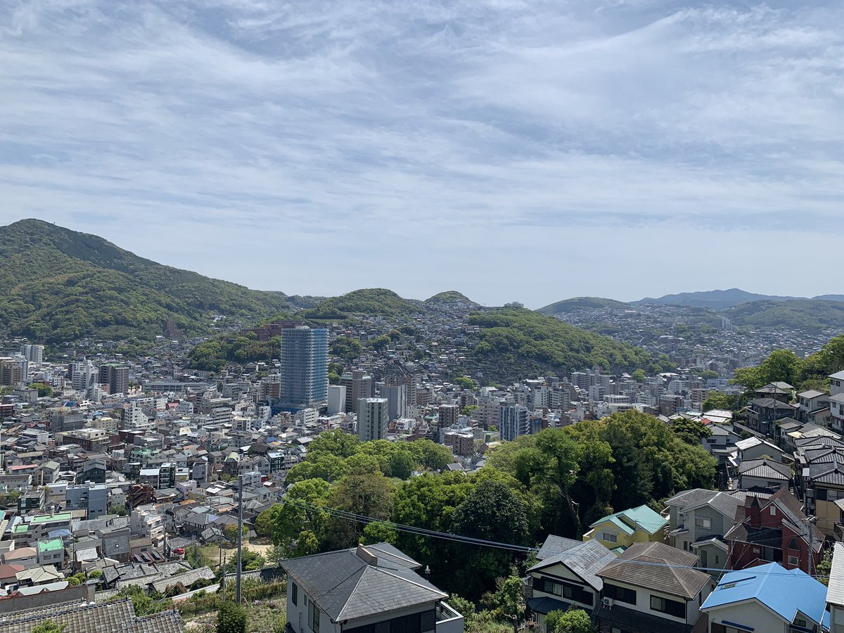 こんにちは☀️

皆さん！見てくださいこの景色！
山の中にも関わらず容赦なく家々が並んでいます！

さすが長崎と言わんばかりのロケーション🤣
長崎に住み始めて5年目になりますが、この景色は圧巻です👏
そして良い天気！！最高ー！

#長崎