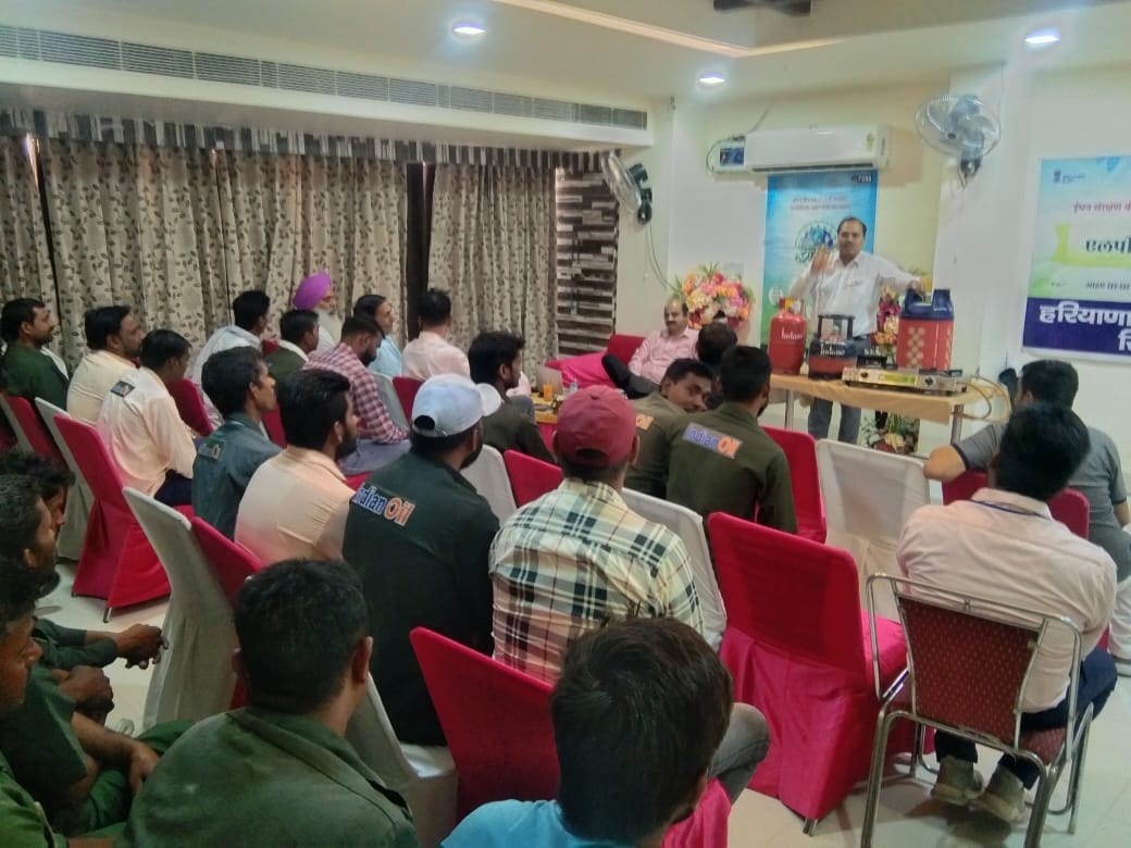 Karnal_AO_IOCL's tweet photo. Under Saksham 2022 , LPG  panchayat was conducted in Hisar sales area with emphasis on safety and conservation of energy, along with training to delivery men
@Bohrashyam2 @DelhiIocl @IndianOilcl @AlokKum43750330 @DirMktg_iocl https://t.co/ig9rsUTog0