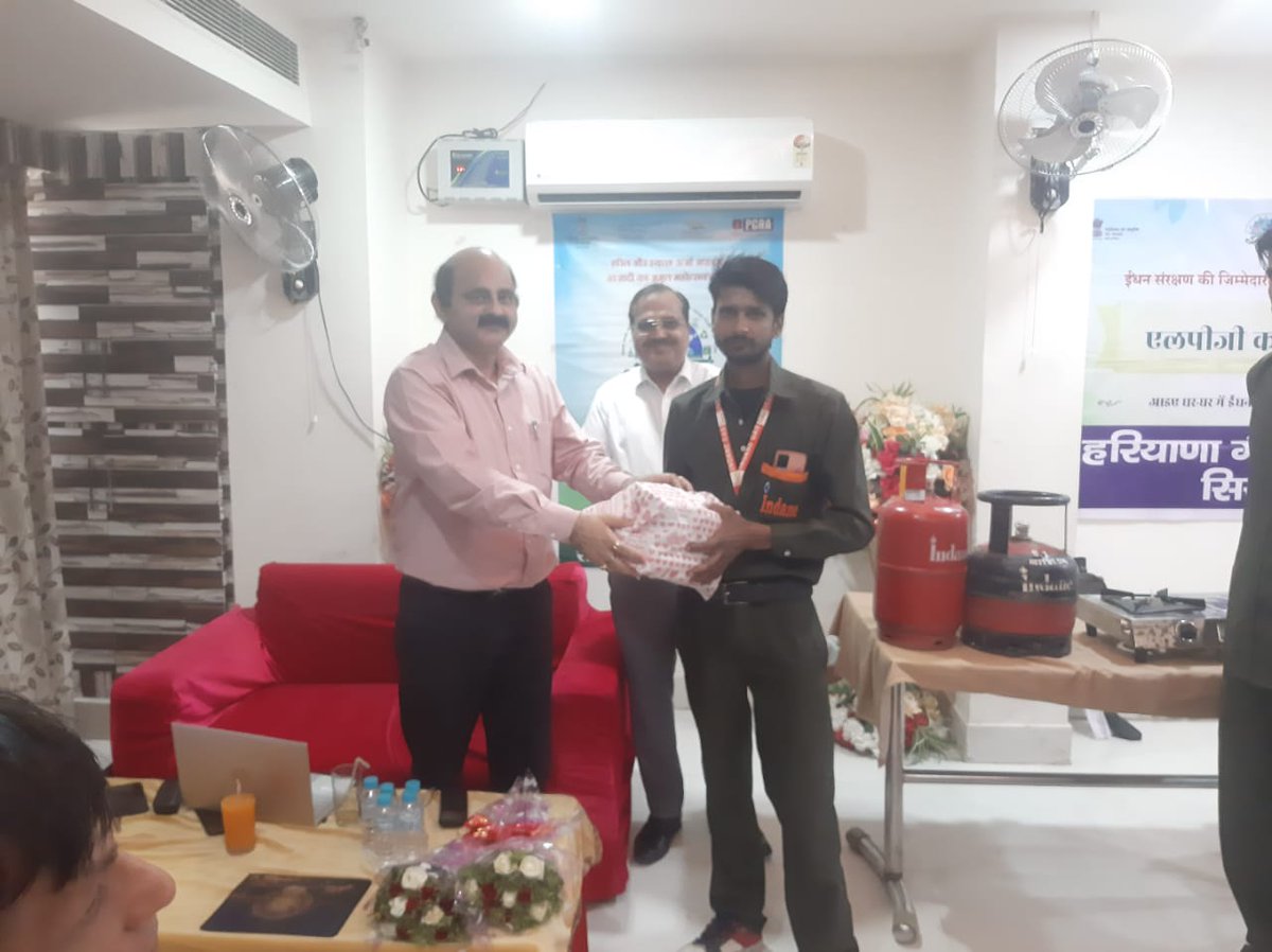 Karnal_AO_IOCL's tweet photo. Under Saksham 2022 , LPG  panchayat was conducted in Hisar sales area with emphasis on safety and conservation of energy, along with training to delivery men
@Bohrashyam2 @DelhiIocl @IndianOilcl @AlokKum43750330 @DirMktg_iocl https://t.co/ig9rsUTog0