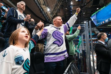 macklemore & his daughter cheering during kraken game