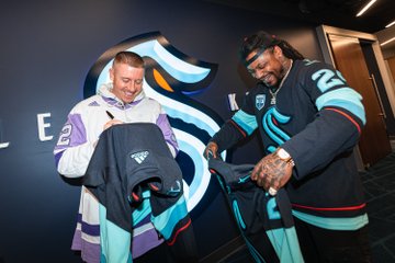 macklemore & marshawn lynch swapping blue kraken jerseys 