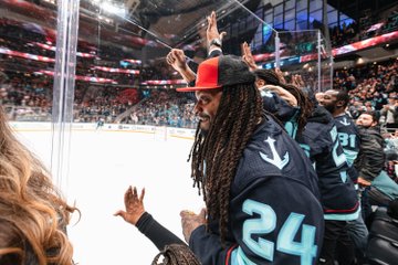 Beast Mode cheering during a kraken gaol and banging on the glass