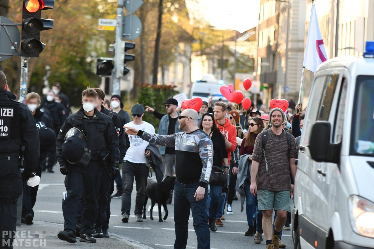 Pixel_Matsch's tweet photo. Am Ostermontag zogen ca. 100 Impfgegner*innen und Coronaverharmloser*innen durch die #Oldenburg|er Innenstadt. Aufgerufen hatten erneut die #freieOldenburger. Unter den TN*innen auch wieder Mitglieder der #noAfD und von #dieBasis. #ol1804

Weitere Bilder: https://t.co/wCOB1ZneDo https://t.co/ALjZQGcV2R