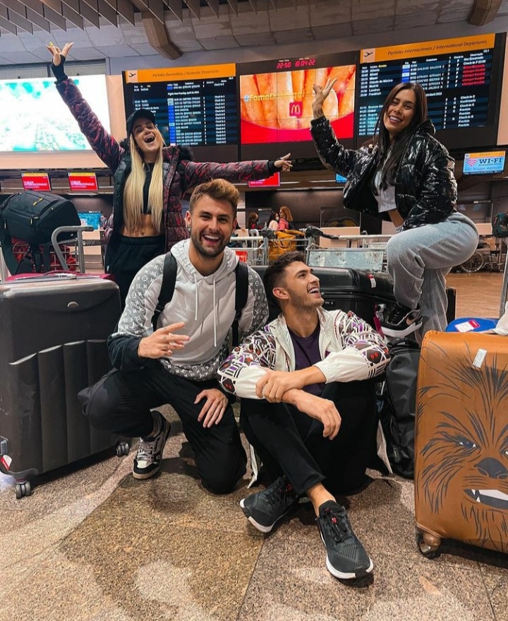 DLazende's tweet photo. Partiu Orlando agora é hora de oficializar Lazende e Joana🥰😍 @rezende_evil @eujoaorezende @eulaisoca @anamosconii https://t.co/PPsUuYtktL