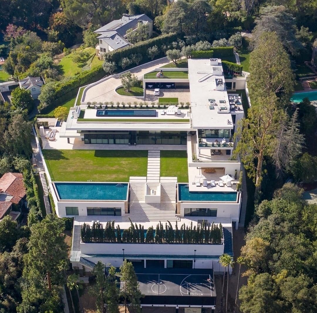 ᴍᴀʀʟʙᴏʀᴏ on X: "Why does Beyonce's house kinda look like an avengers  headquarter... https://t.co/IQPq6bgp90" / X
