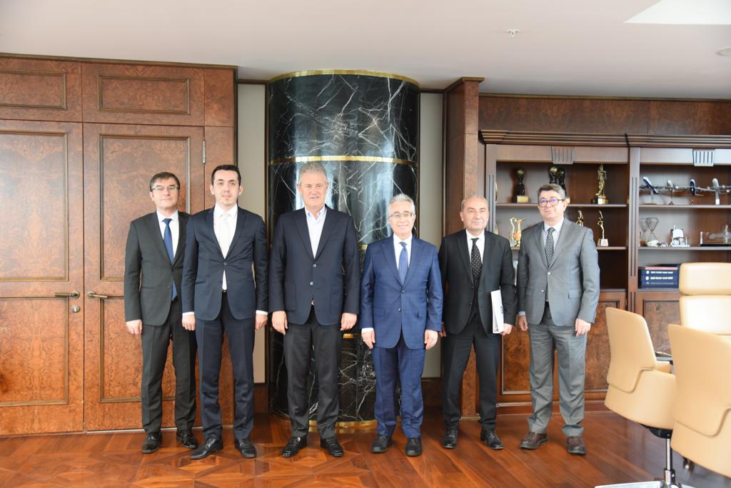 Gelir İdaresi Başkan Yardımcısı Sn. Mahmut SÜTCÜ, Personel Daire Başkanı Sn. Fatih ALTINKAYIK, Grup Müdürlerimiz Sn. Mürşit KILIÇ ve Sn. Umud EKİM, İzmir YMM Odası, İzmir SMMM Odası ve İzmir Ticaret Odasını ziyaret ederek mali mevzuata ilişkin  görüş alışverişinde bulundular.