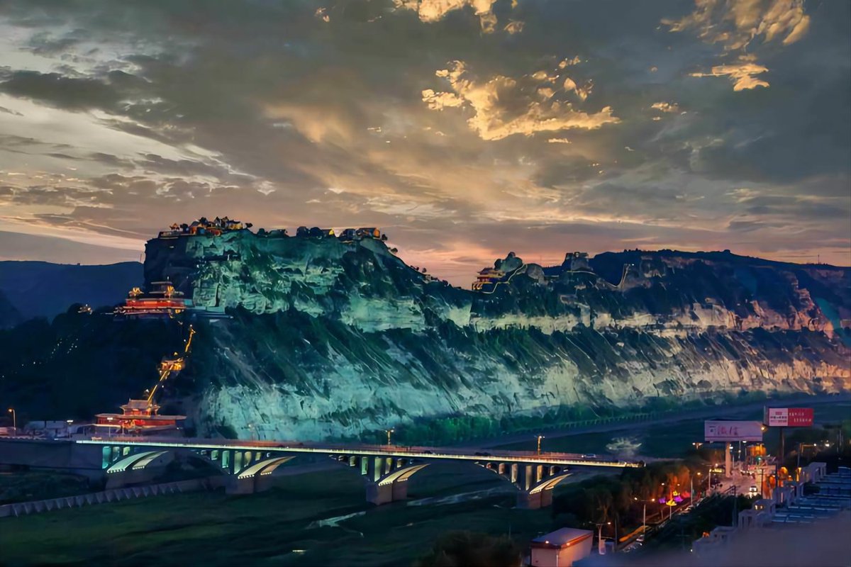 visitshaanxi_kr's tweet image. #여기_섬서성  국가 AAAA급 관광지인 신목이랑산(神木二郎山) 산 중앙부에 두 군데가 돌출해 있어 마치 낙타 쌍봉(雙峰)처럼 생겨서  일명 '타봉산(駝峰山)'으로 불린다.해발고도 1082m로 '섬북소화산(陜北小華山)'이라는 별명을 갖고 있다.#일상생활 #여행 #사진 #중국 #역사 #아름다운 #문화 #경치