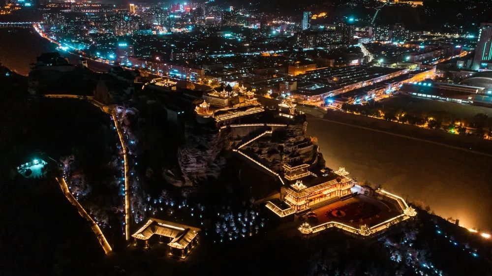 visitshaanxi_kr's tweet image. #여기_섬서성  국가 AAAA급 관광지인 신목이랑산(神木二郎山) 산 중앙부에 두 군데가 돌출해 있어 마치 낙타 쌍봉(雙峰)처럼 생겨서  일명 '타봉산(駝峰山)'으로 불린다.해발고도 1082m로 '섬북소화산(陜北小華山)'이라는 별명을 갖고 있다.#일상생활 #여행 #사진 #중국 #역사 #아름다운 #문화 #경치