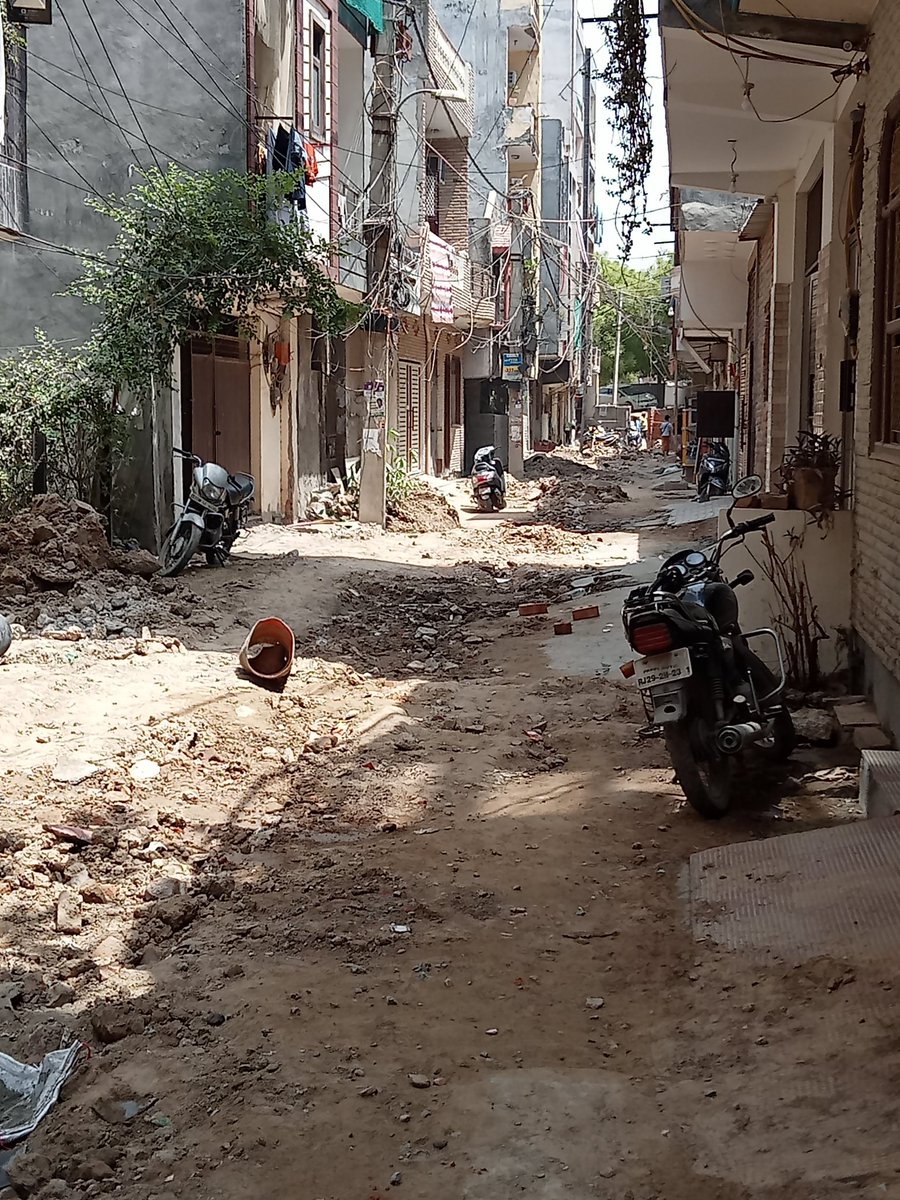 SAHILKHATRI2121's tweet photo. @ABPNews @aajtak @Republic_Bharat @awasthis @RubikaLiyaquat pls publish this news pichle 10 din se sewer nahi bane road toh keh rahe hai banengi nahi humara Ghar ke itna malwa pada woh pta hi nahi kabh saaf hoga pls do something 🙏🙏 https://t.co/rgkRvg1ZUA