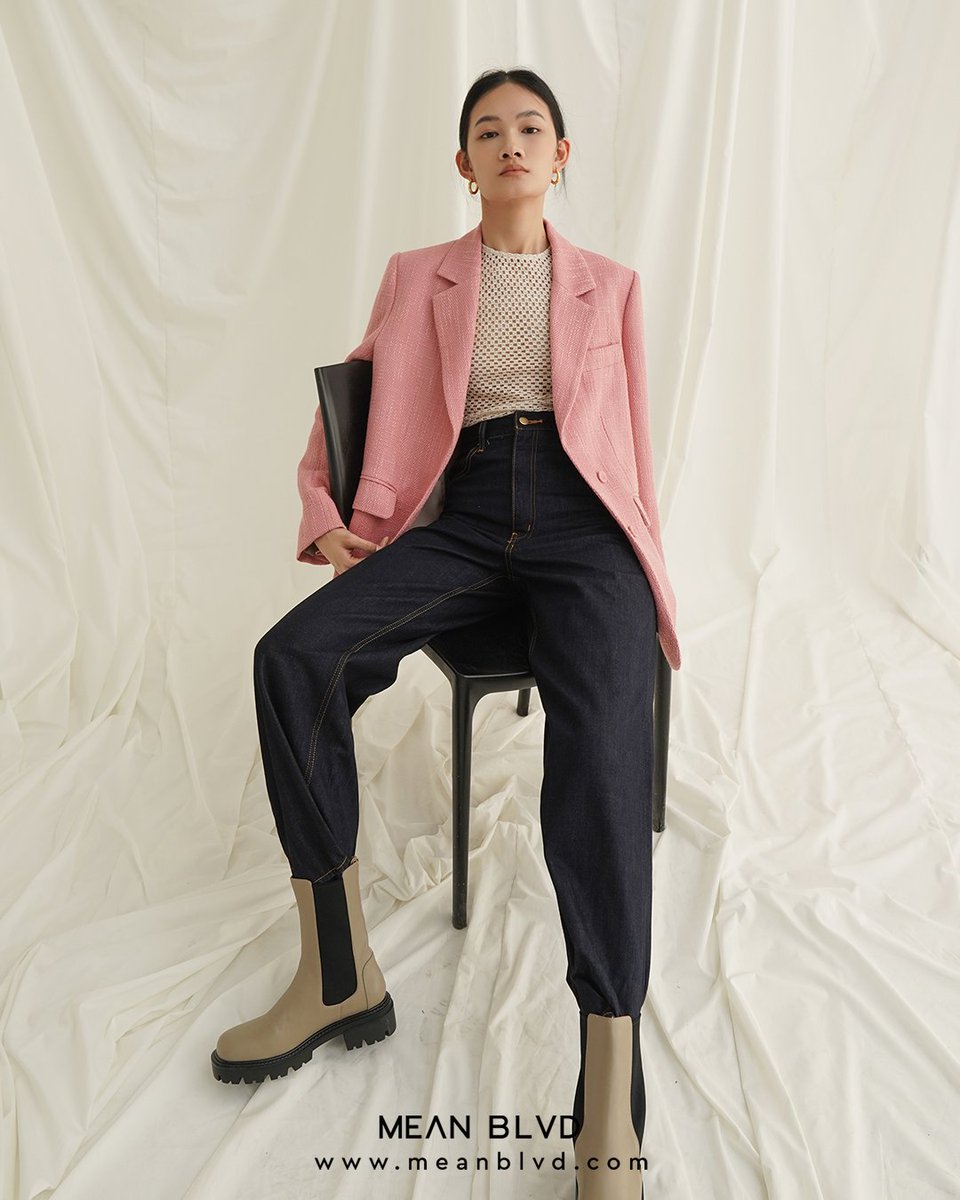 Simplicity is the key to pulling off preppy trousers. Opt for minimalistic white tailored pants for an instant pulled-together outfit without breaking a sweat.

bit.ly/the-old-money-… 

#PreppyFashion #trendupdate
