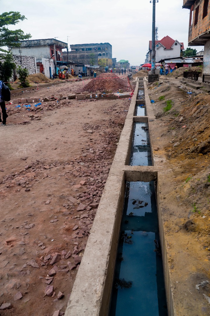 ABCsarl_rdc's tweet photo. #RDC Nous sommes actuellement à pied d'œuvre pour réhabiliter l'avenue Malandi dans la commune de Matete à #Kinshasa https://t.co/KWhxIF7Zdn