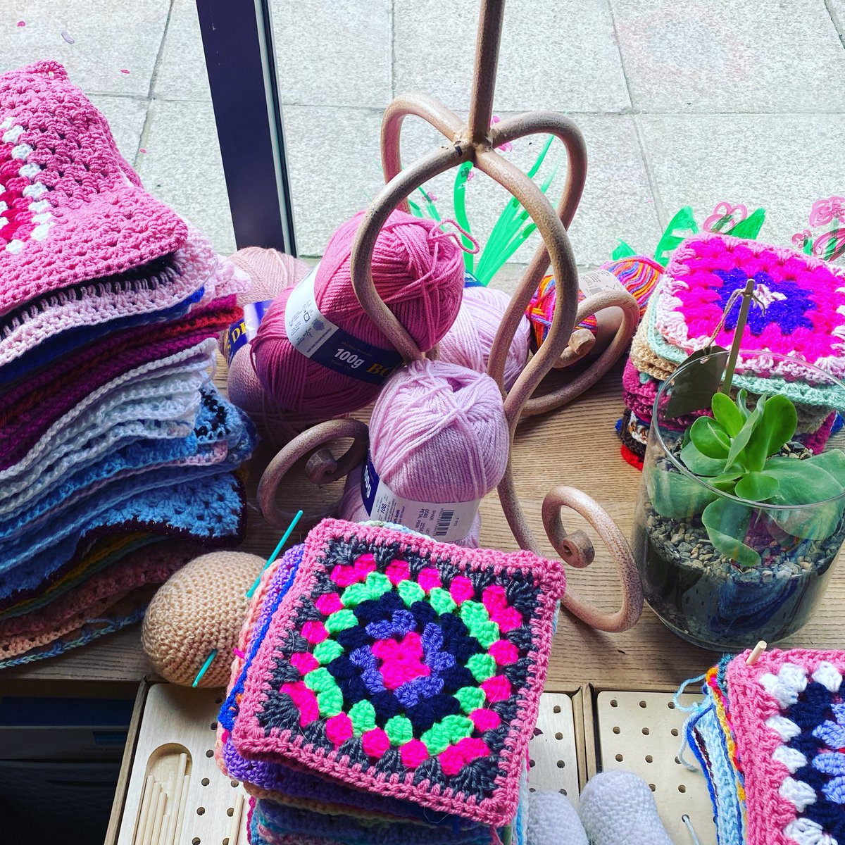 Supporting @mentalhealth #MentalHealthAwarenessWeek in #altrincham with a series of #craftandchat activities in @AWAH_Alty in collaboration with @AltrinchamBID 

#loneliness #mentalhealthmatters #itsgoodtotalk #arts #community #freeactivities 

@knitsirdar