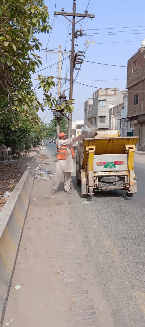 fwmc1139's tweet photo. فیصل آباد ویسٹ مینجمنٹ کمپنی کے سینٹری ورکر شہر ک�� مختلف علاقوں میں صفائی ستھرائی کا فریضہ سرانجام دے رہے ہیں۔
#CleanUpoperations #wastemanagement
@bilaljoiya @lgcddpunjab @DrNaeemRauf @CS_Punjab https://t.co/1G5RrJHqq8