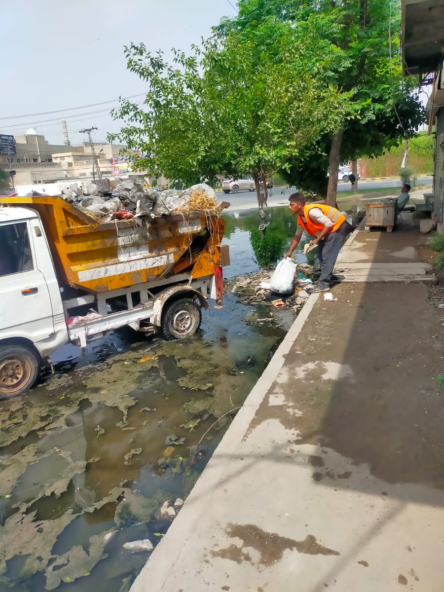 fwmc1139's tweet photo. فیصل آباد ویسٹ مینجمنٹ کمپنی کے سینٹری ورکر شہر ک�� مختلف علاقوں میں صفائی ستھرائی کا فریضہ سرانجام دے رہے ہیں۔
#CleanUpoperations #wastemanagement
@bilaljoiya @lgcddpunjab @DrNaeemRauf @CS_Punjab https://t.co/1G5RrJHqq8