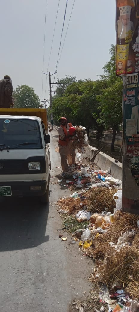 fwmc1139's tweet photo. فیصل آباد ویسٹ مینجمنٹ کمپنی کے سینٹری ورکر شہر ک�� مختلف علاقوں میں صفائی ستھرائی کا فریضہ سرانجام دے رہے ہیں۔
#CleanUpoperations #wastemanagement
@bilaljoiya @lgcddpunjab @DrNaeemRauf @CS_Punjab https://t.co/1G5RrJHqq8