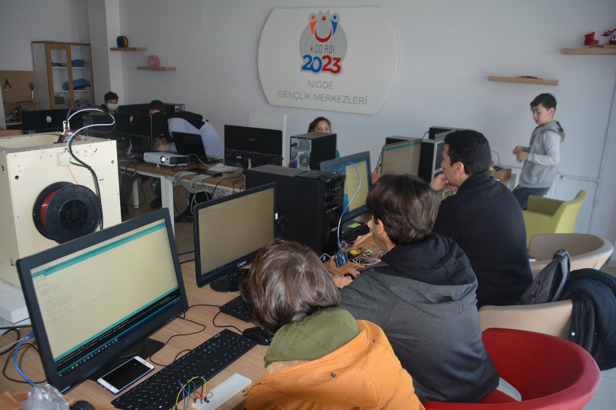GSBRmzKonus_GM's tweet photo. Kod adı 2023 projesi ile tüketen değil üreten bir gençlik yetişmesi adına eğitimlerimiz devam ediyor. 🚀🤖🇹🇷

#GSBGM
#KodAdı2023 https://t.co/QCOi3OoVYp