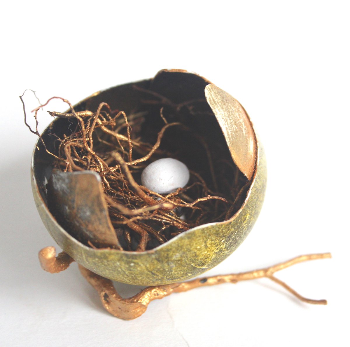 SuffolkCraftSoc's tweet photo. Meet the Maker event at #RSPBMinsmere 21st May, 10-4! #NicolaCoe  works  with the most natural and environmentally conscious mediums she can find or make, these include, ethically foraged materials, plant based inks and rainwater. #spreadingourwings https://t.co/BvArI1z6px