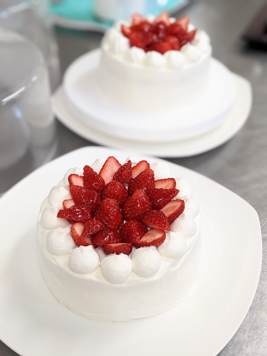 KeyakiSyoukibo's tweet photo. 今日は、小規模の利用者様の誕生日でした。
苺の生クリームケーキを手作りし、提供しました。
サプライズの誕生日会にとても感激されていました(*^^*) https://t.co/4DLAicSXp7