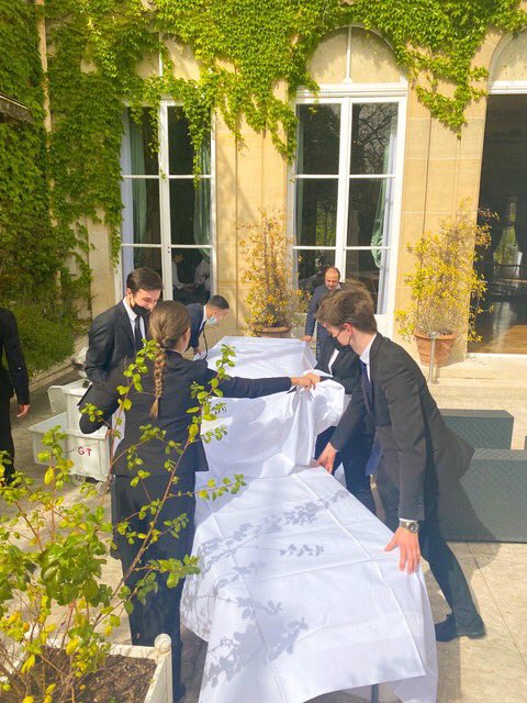 ItalyinFrance's tweet photo. Des étudiants du @LabGTirel de BTS Management en Hôtellerie-Restauration du Lycée #gtirelparis ont organisé a l’Ambassade un Apéritif avec des étudiants DNMADE #ensaama #ecoleduverredeparis #ipseoatorcarbone #formationprofessionnel #design #trattatodelquirinale 🇮🇹🇫🇷 https://t.co/JWV0B75c6j