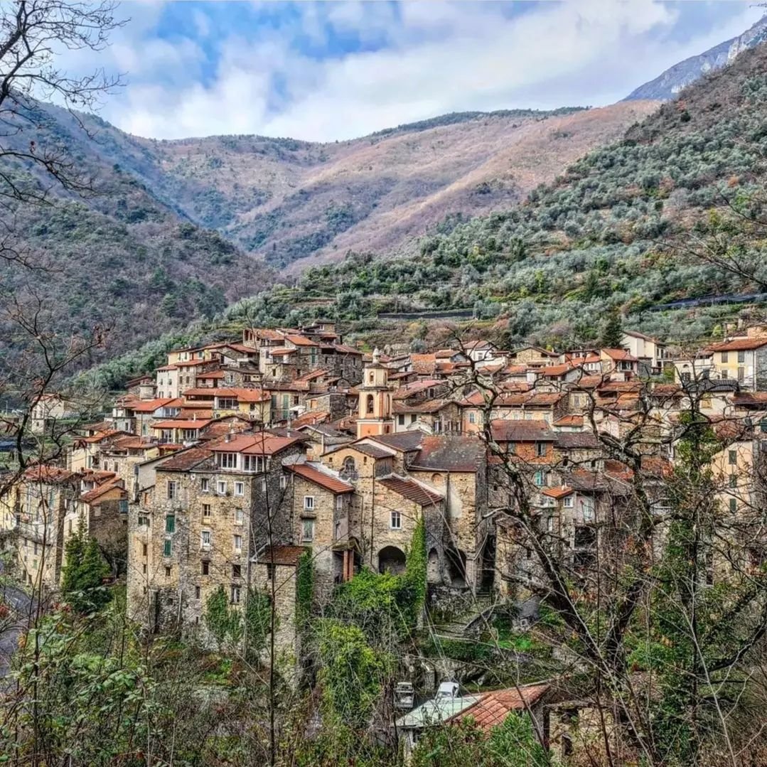 lamialiguria's tweet photo. Il piccolo borgo di #Buggio, unica frazione del comune di Pigna, è incastonato nelle valli dell'entroterra imperiese 😍⛰
Voi ci siete mai stati? 🤩
 #lamialiguria    
 📸via IG: alice_nelpaesedellebagiue https://t.co/VyyoC4bogw