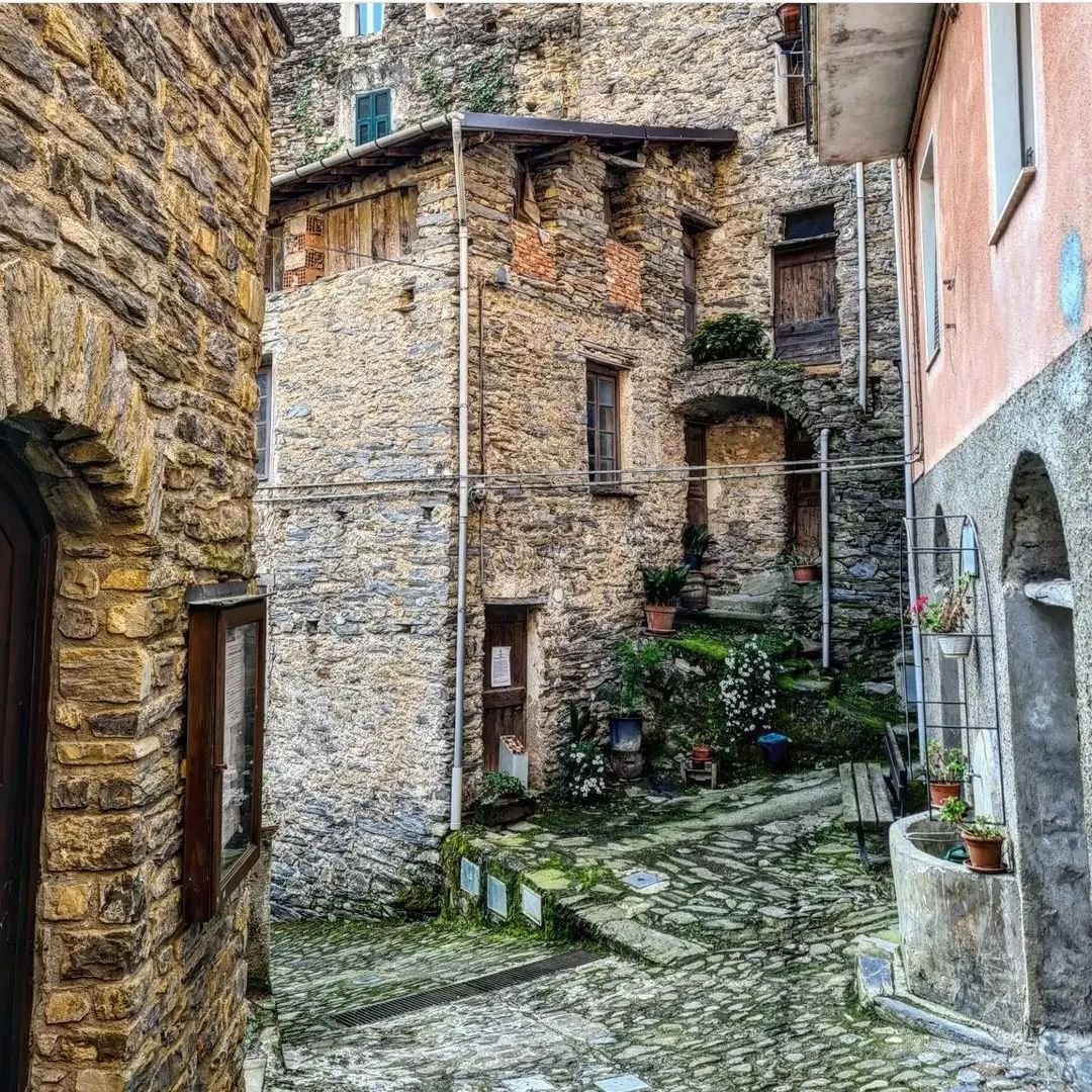 lamialiguria's tweet photo. Il piccolo borgo di #Buggio, unica frazione del comune di Pigna, è incastonato nelle valli dell'entroterra imperiese 😍⛰
Voi ci siete mai stati? 🤩
 #lamialiguria    
 📸via IG: alice_nelpaesedellebagiue https://t.co/VyyoC4bogw