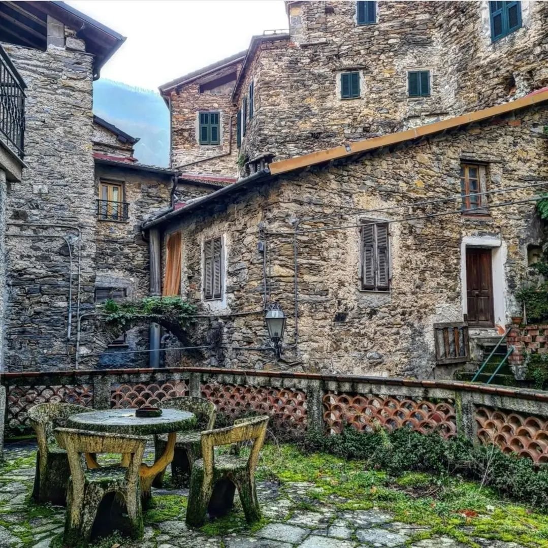 lamialiguria's tweet photo. Il piccolo borgo di #Buggio, unica frazione del comune di Pigna, è incastonato nelle valli dell'entroterra imperiese 😍⛰
Voi ci siete mai stati? 🤩
 #lamialiguria    
 📸via IG: alice_nelpaesedellebagiue https://t.co/VyyoC4bogw