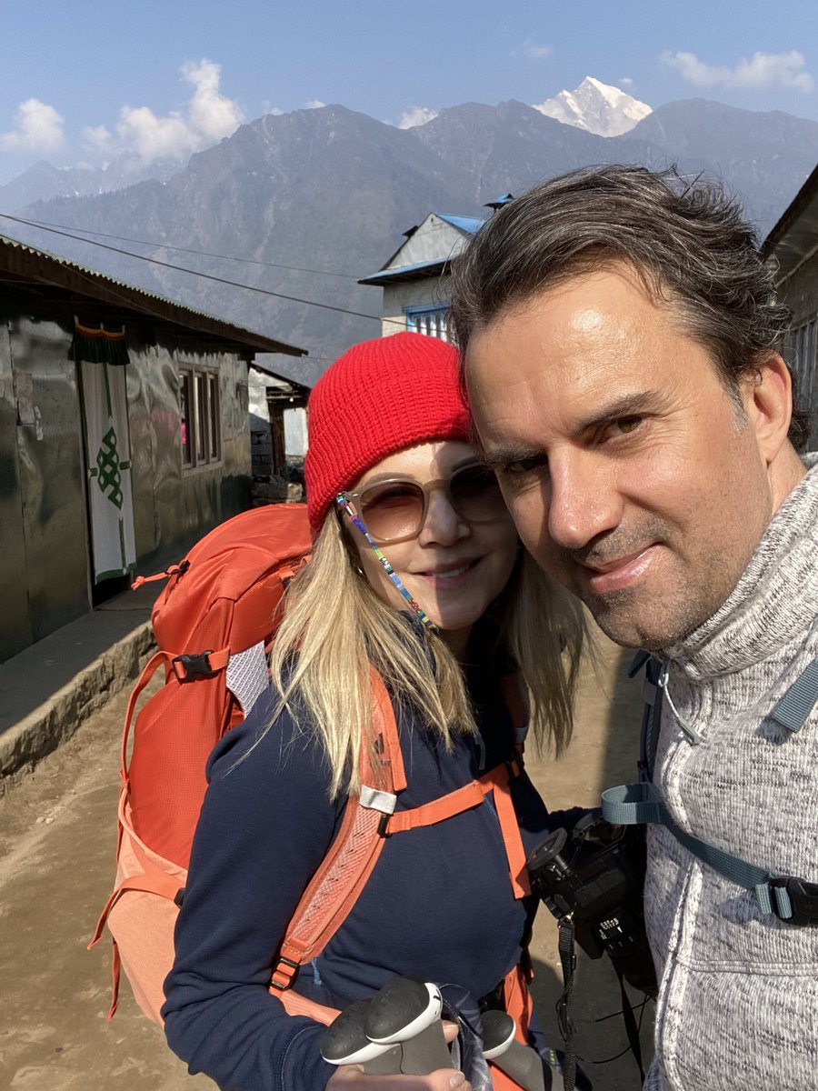 Vielleicht 1 Stunde geschlafen. Um 3:30 Uhr aufgestanden. Nach Lukla auf 2.800m geflogen. Erste Etappe bis Phakding gelaufen. 8 km. Jetzt auf 2.600m. #Nepal #everestbasecamp