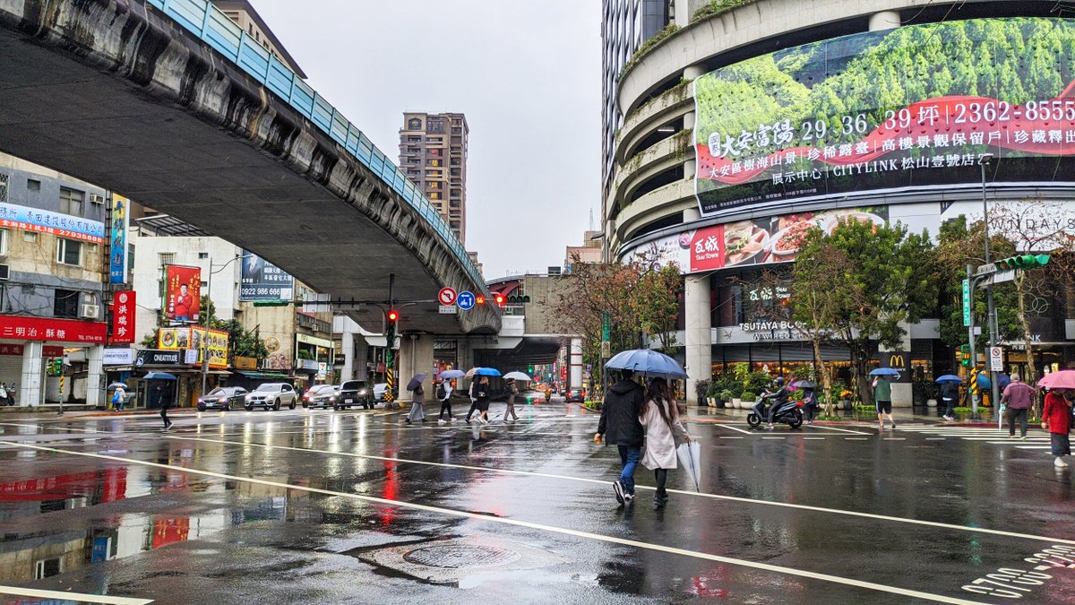 ★看影片：https://t.co/2NVQlGXMC3 今年台北的雨天特別多，是錯覺嗎？還是跟往常差不多呢？ 在台北捷運內湖捷運站周邊商圈。Taipei MRT Neihu Station 