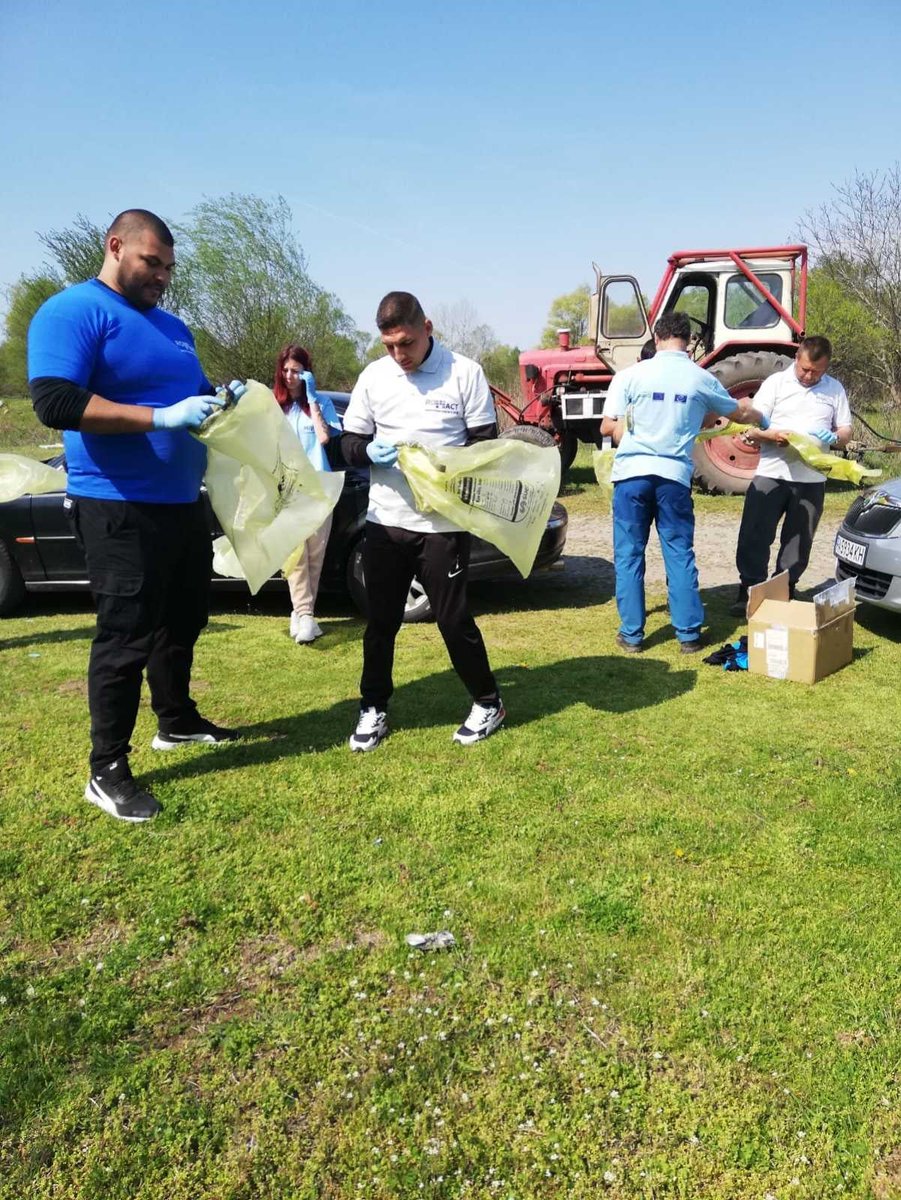 ROMACT_EC_CoE's tweet photo. In #Ruzhintsi 🇧🇬 volunteers of #communityactiongroup and #localgov joined forces to clean an unregulated landfill🏞️
Participants promised that this is just the beginning of many more good initiatives during the implementation of #ROMACT 👏 https://t.co/fel83ijBMY