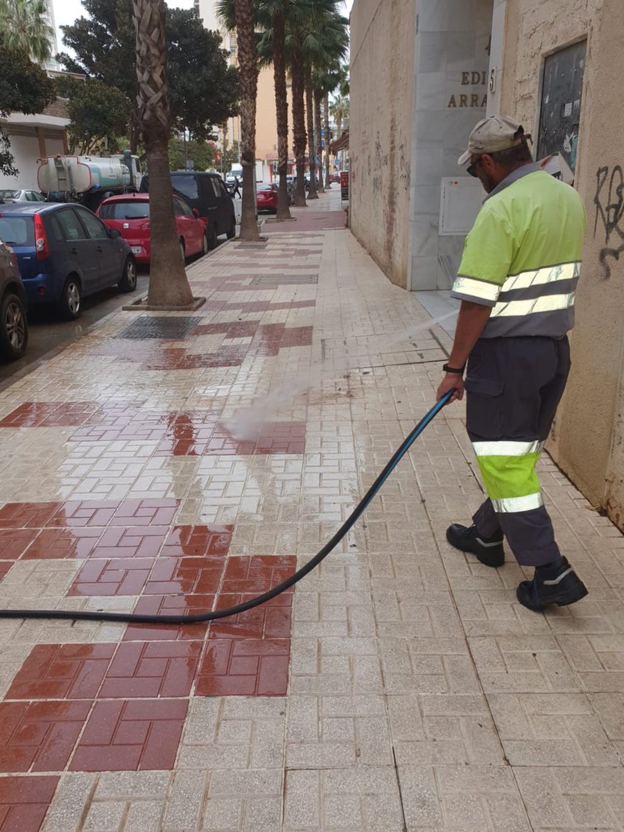 Continuamos sin parar con las acciones de #limpieza y #baldeo en # Torremolinos, retirando restos de barro que aún quedan para mantener  nuestras calles limpias y cuidadas ✨ En fotos: 1️⃣ Calle Maestro