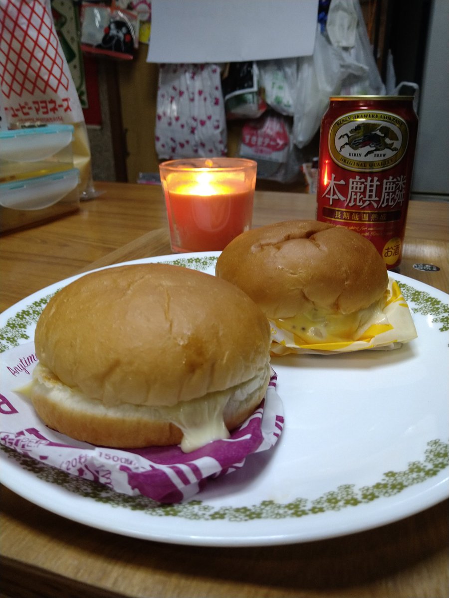 kokoronitabio's tweet photo. 2022/04/19/12:02/☀
おうちごはん!
ハンバーガーと本麒麟!食べたいものを食べるwコレうま!
#おうちごはん
#おうちグルメ
#ハンバーガー
#チーズバーガー
#テリヤキバーガー
#kirin
#本麒麟
#缶ビール
#食べたいものを食べる
#うまい
#コレうま
#dailydaily
#yummy
#food
#foodporn
#心に旅を https://t.co/mZCwNuWqHH
