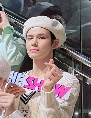 psrfolder's tweet image. he's wearing a beret 🤍
