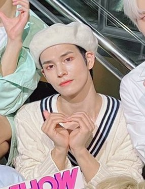 psrfolder's tweet image. he's wearing a beret 🤍