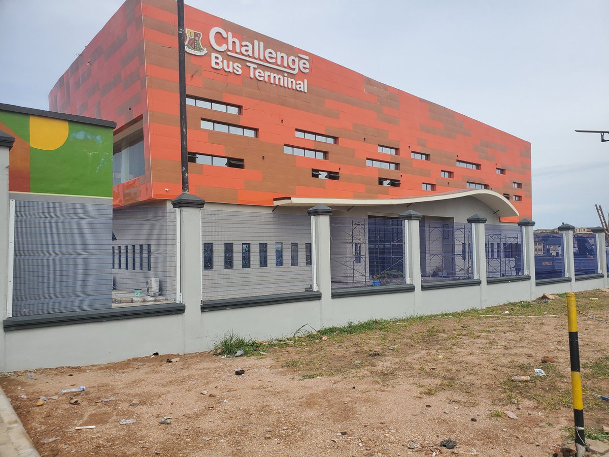 FrancisAdeboye's tweet photo. Just saw photos of 2 of the nearly completed 4 bus terminals Seyi Makinde constructed, WOW!
He has also acquired a fleet of mass transit buses.

This will modernize road transport system in Oyo State, ease traffic congestion, generate income for govt &amp; create jobs for residents. https://t.co/rA7a90Ommi