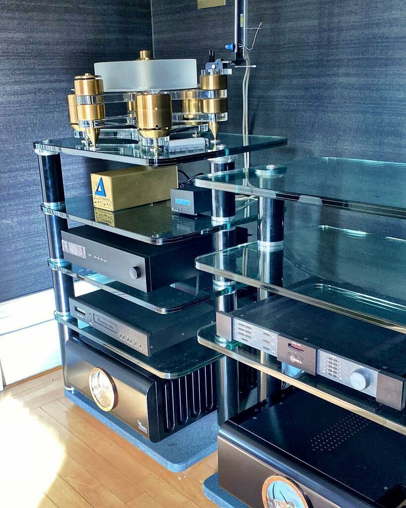 AudioVenue's tweet photo. D’Agostino Progression M550 mono blocks, now installed in their forever home. Along with some other upgrades.
.
#pureaudio #luxurylifestyle #dcs #ultimateaudio #supremehifi #luxuryaudio #luxuryhifi #progressionm550 #m550 #clearaudio #dagostinoamps #br… https://t.co/wexfEELMLj https://t.co/tmE4JryJWf