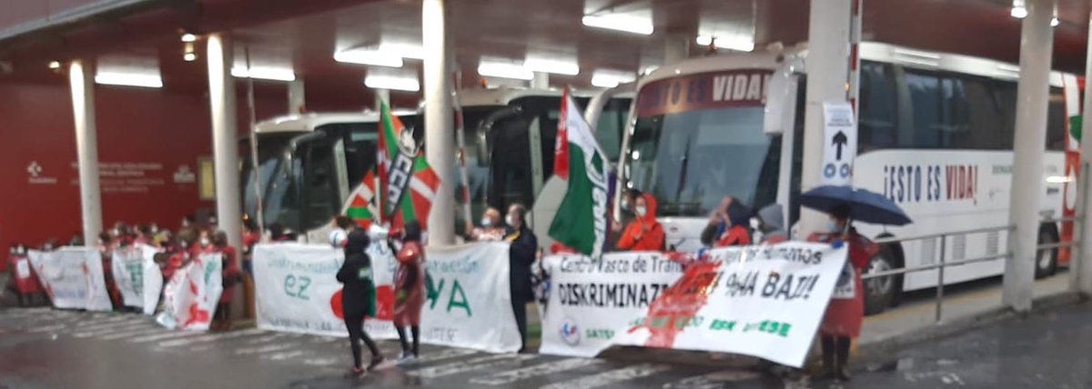 LABosakidetza's tweet photo. ✊🏻 En el #CVTTH, Centro Vasco de Transfusiones y Tejidos Humanos,  comenzamos hoy una HUELGA DE 4 DÍAS y hemos salido a la calle!

🆘 Nos pagan un 4% menos que al resto de la plantilla de Osakidetza.
📣 EXIGIMOS LA EQUIPARACIÓN SALARIAL!! https://t.co/UUl7Vu6Azm