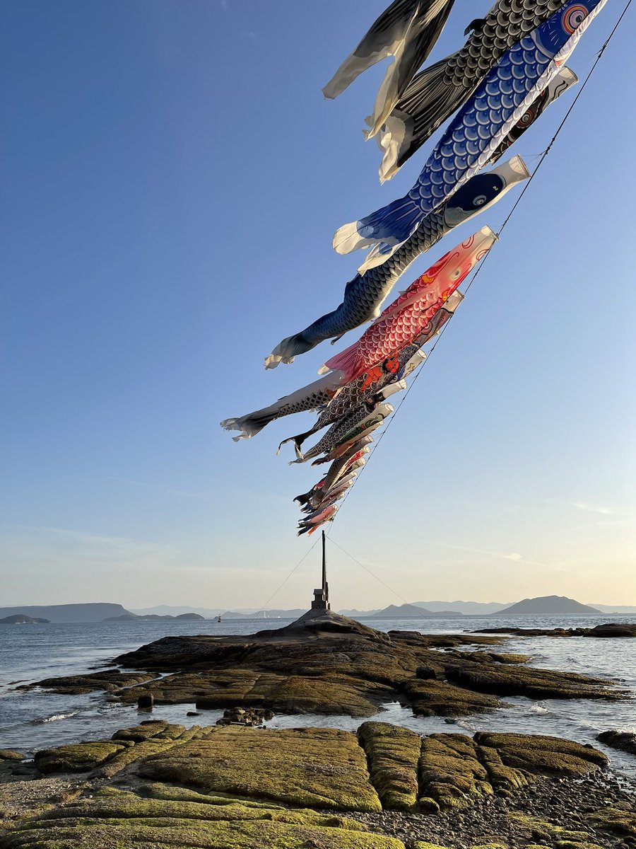 MAYU_Design_ART's tweet photo. #小豆島 は最西端の旧小学校につづく浜辺🎏
たぶん寄付されてる #鯉のぼり 🎏
有志の方々が飾り付け🎏
毎年、ステキだなぁと思います🎀✨
#瀬戸内海 #多島美 #日本文化 #二拠点生活
#Shodoshima #setoinlandsea #beautifulsea #carpstreamer #japaneseculture
#Imdoingmybest 🚀 https://t.co/KPOSrYBR6i