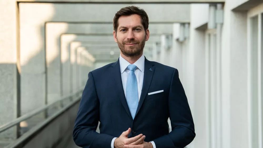 DruzinaSi's tweet photo. [POGOVOR 💬] Minister za digitalno preobrazbo @MBAndrijanic: »Navdušen sem, kako digitalna orodja omogočajo ogromnemu številu vernikov, da spremljajo bogoslužja in druge obrede. 💻 Bi si pa želel več proaktivnih in digitalnih župnikov.« ✍️ @ovsena.
Več 👉: https://t.co/IGEiARhe1d https://t.co/1q6I7tvk5G