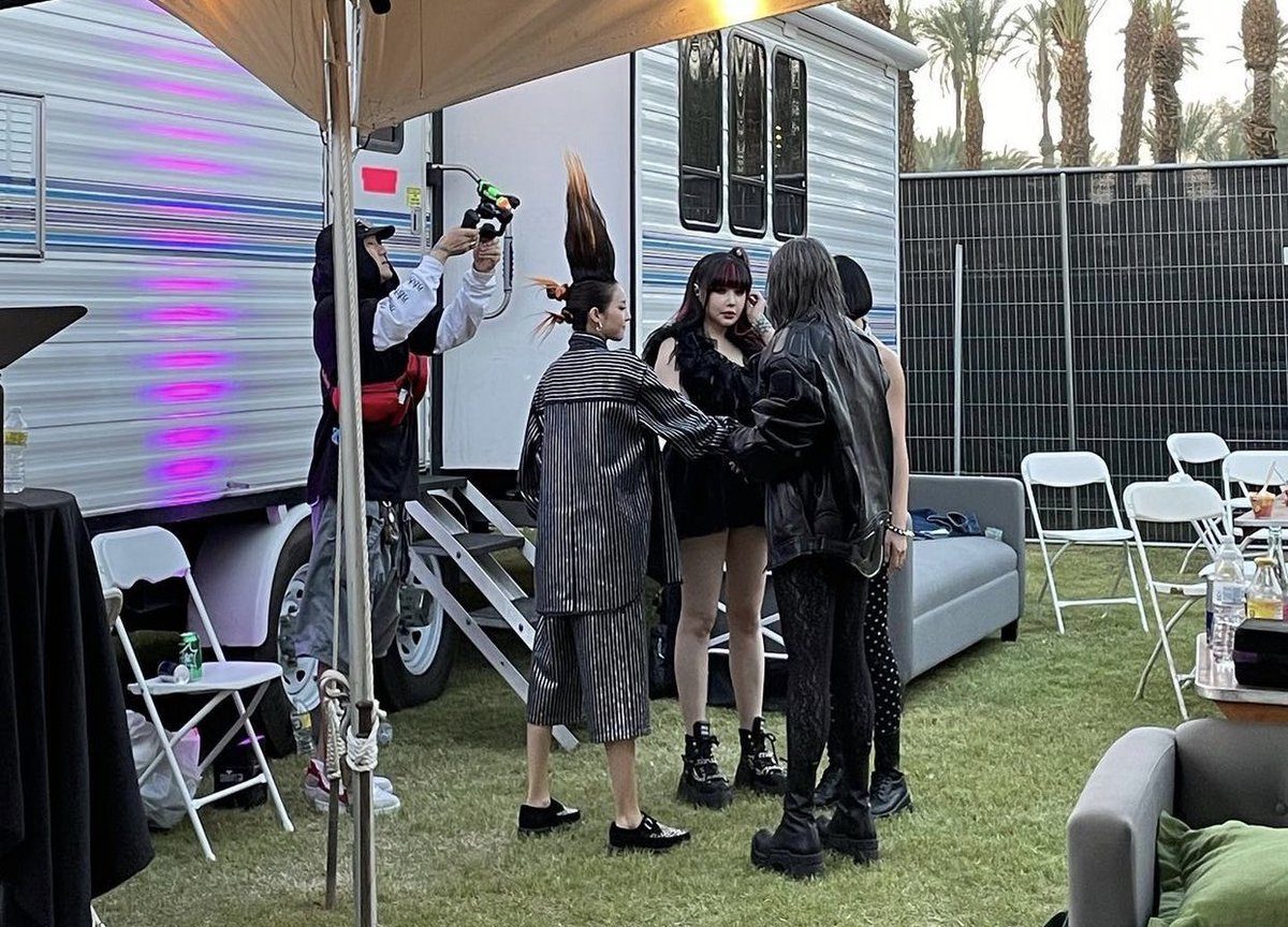 bomsupdates's tweet photo. [PHOTO] 2NE1 backstage at Coachella before their performance 💕. https://t.co/xSvVquLo4B